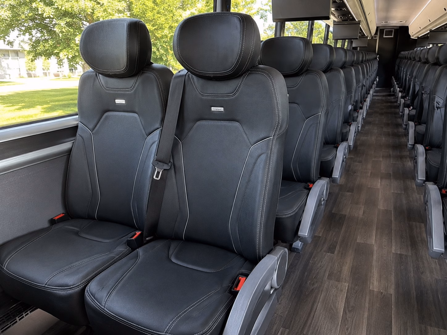 wine tour buses to fence stile vineyards the kcmo crossroads